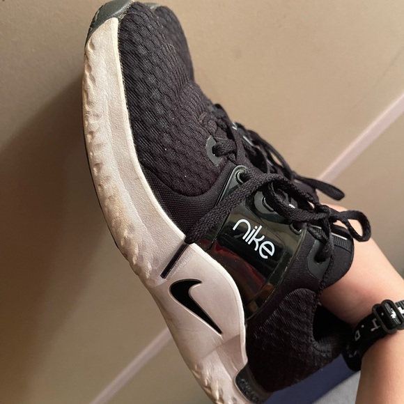 Nike black and white tennis shoes womens size 7 - Picture 1 of 1